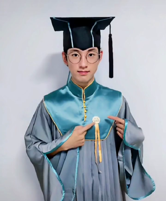 中央美院的“国风学士服”火了，风格唯美而庄严，尽显华夏风姿