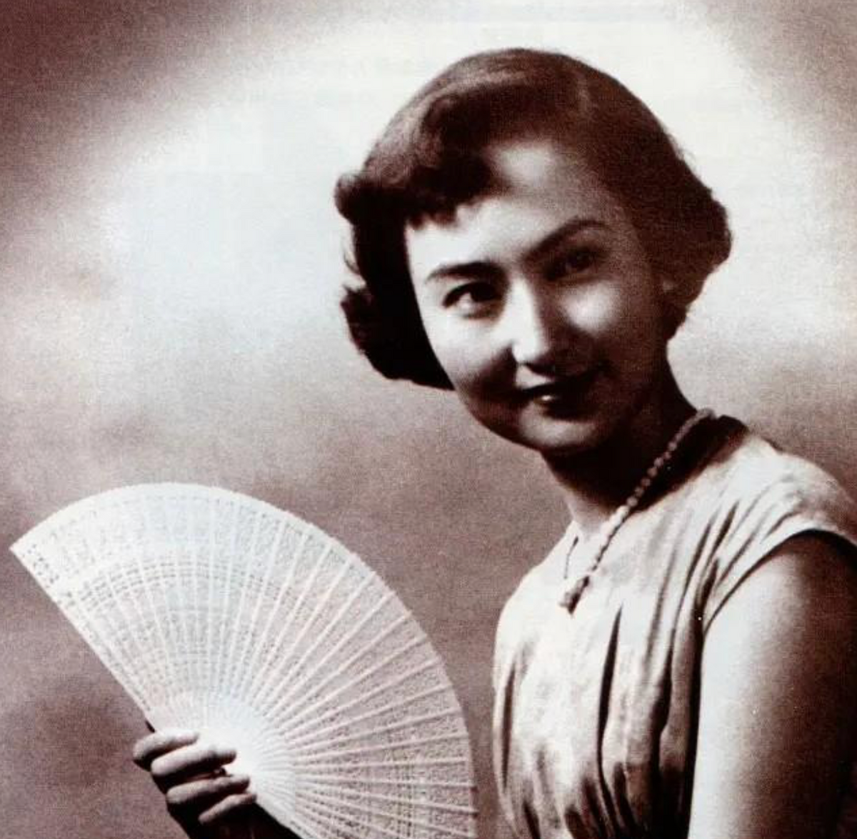 凤凰：美貌不输王丹凤，两段婚姻都幸福，88岁却被继子告上法庭