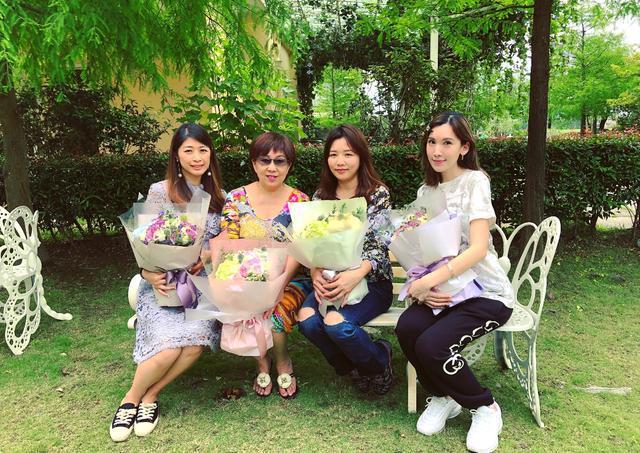 林志颖携弟弟参加年会，合唱18岁时成名曲，小志保养年轻更像弟弟