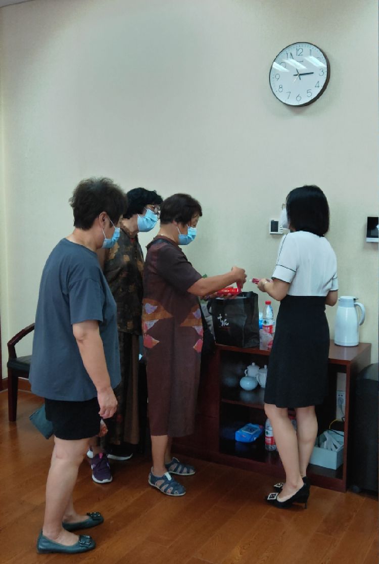 铁道兵文化网有关人员向铁道兵纪念馆捐赠《成昆铁路纪实》