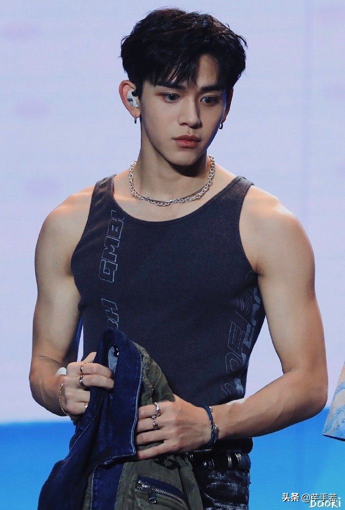 nct黄旭熙和le sserafim金佳蓝,她们都在公司,未被sm和hybe放弃