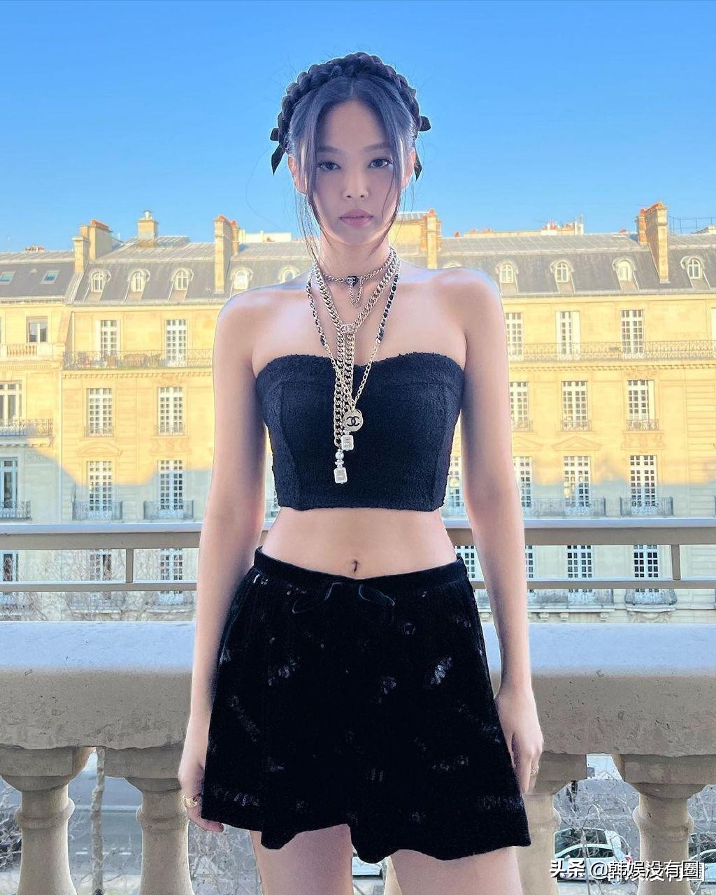 BLACKPINK Jennie晒“巴黎时装周”近况，直角肩、蚂蚁腰吸睛