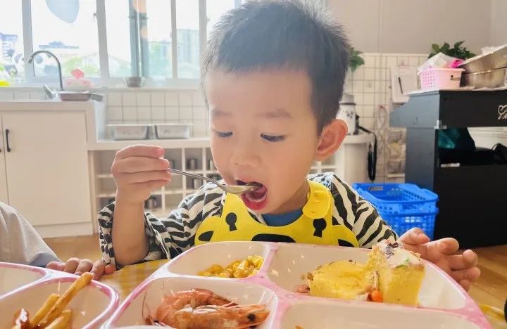 又是大龙虾、又是鲍鱼，被幼儿园的餐食馋哭了