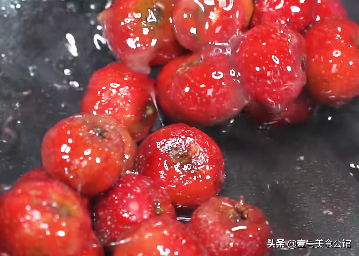 甜香味美的糖霜山楂球，简单3步就能吃，老少皆宜的甜品美食