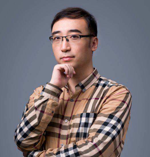 2009年,手握清华北大双料学位的高材生李永乐来到人大附中应聘物理