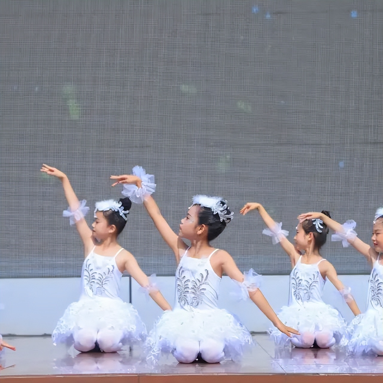 播种希望，收获美好｜南湖小学开展“芒种”主题国旗下展演活动