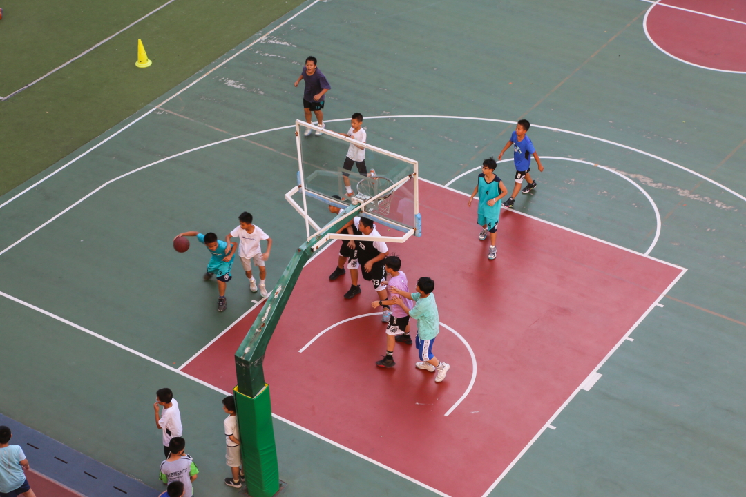 家住在东湖街道圣湖小区,孩子在丰泽区第二实验小学念书的家长邱梓峰