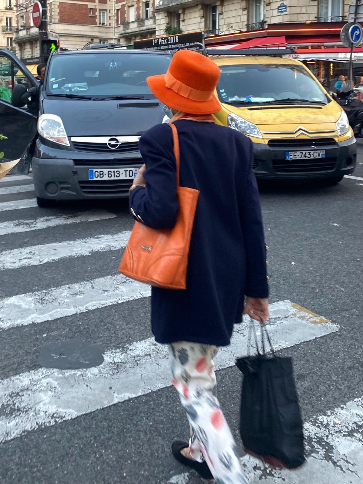 原來真實(shí)的巴黎街拍是這樣，服裝簡(jiǎn)單卻透著高級(jí)感，連背影都好看