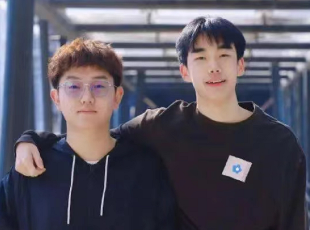 中南大学校草走红，堪称现实版“韩商言”，舍友也个个是“嫡仙”