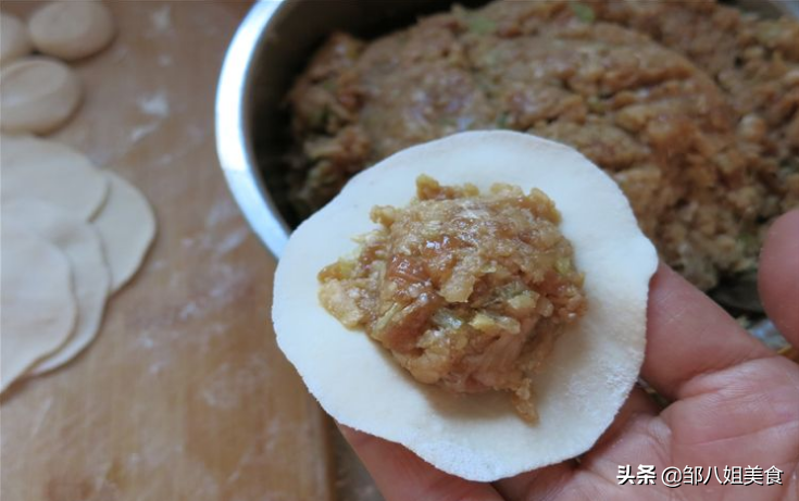 冬天包饺子，韭菜靠边站，多用这3种菜做馅，营养又解馋，真香