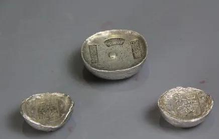 古代白银何时开始成为货币的，一两白银等于现在多少钱