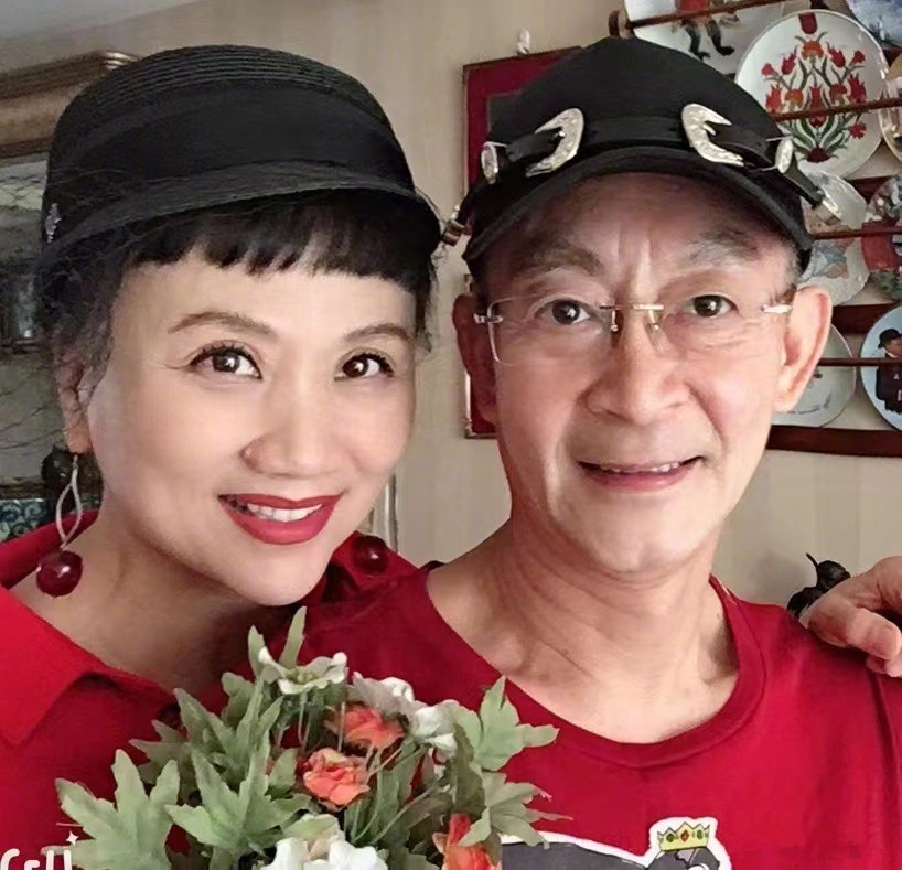 六小龄童跟老婆像父女，于虹穿红色上衣晒照片，年轻的不像同龄人