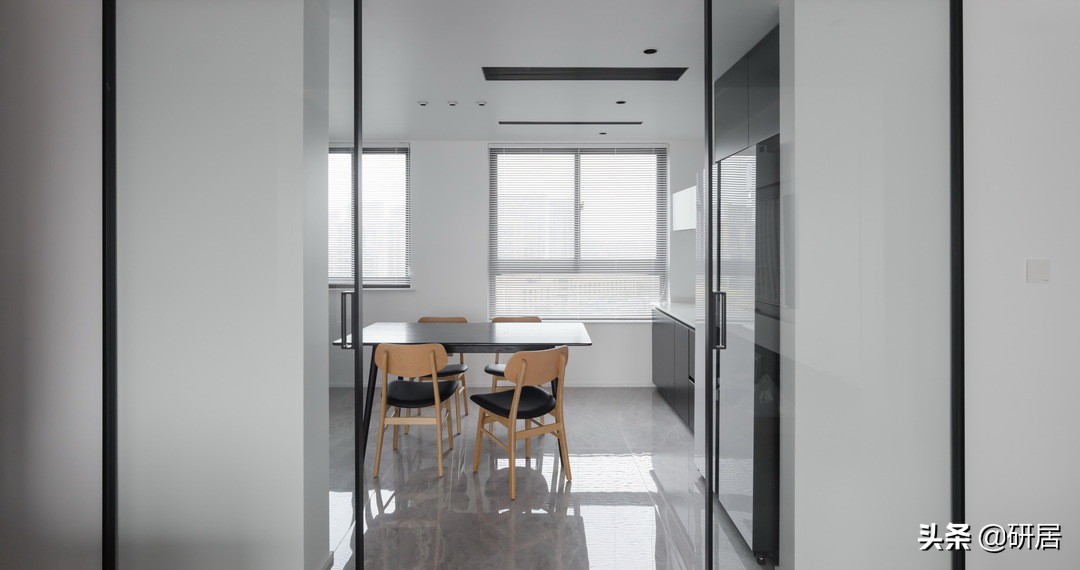 这对夫妻很理性，把家装成了简约风，没想到越是简单的装修越舒服