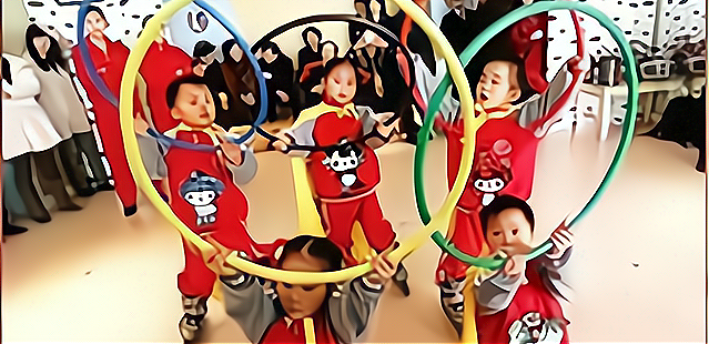 19年前轰动一时的5胞胎已成年，妈妈：孩子跟着我们太受罪了