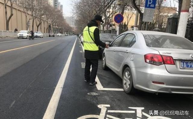车辆违规占用非机动车道引发交通混乱
