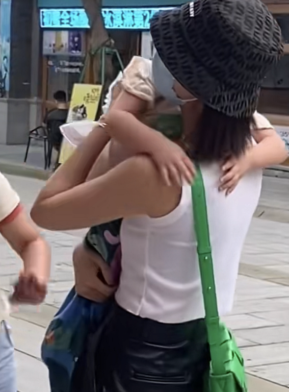 王祖蓝女儿化身小棉袄，因爸爸节目中摔倒崩溃大哭！引路人围观