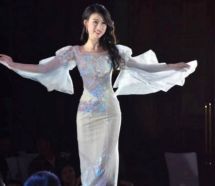 “小刘亦菲”李奕霏太性感！光脚拍照曲线完美，凭一张明星脸爆红