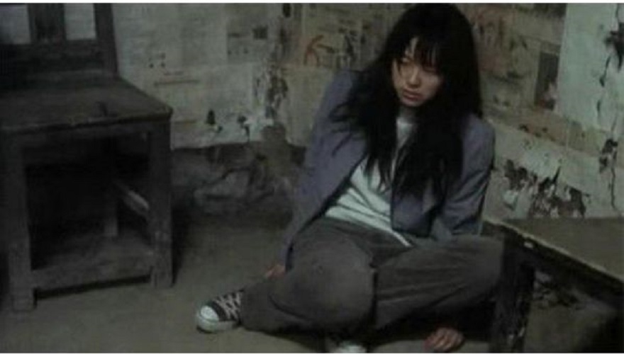 1995年，19岁女大学生被120元卖给55岁老汉，2人与牲口同住17年