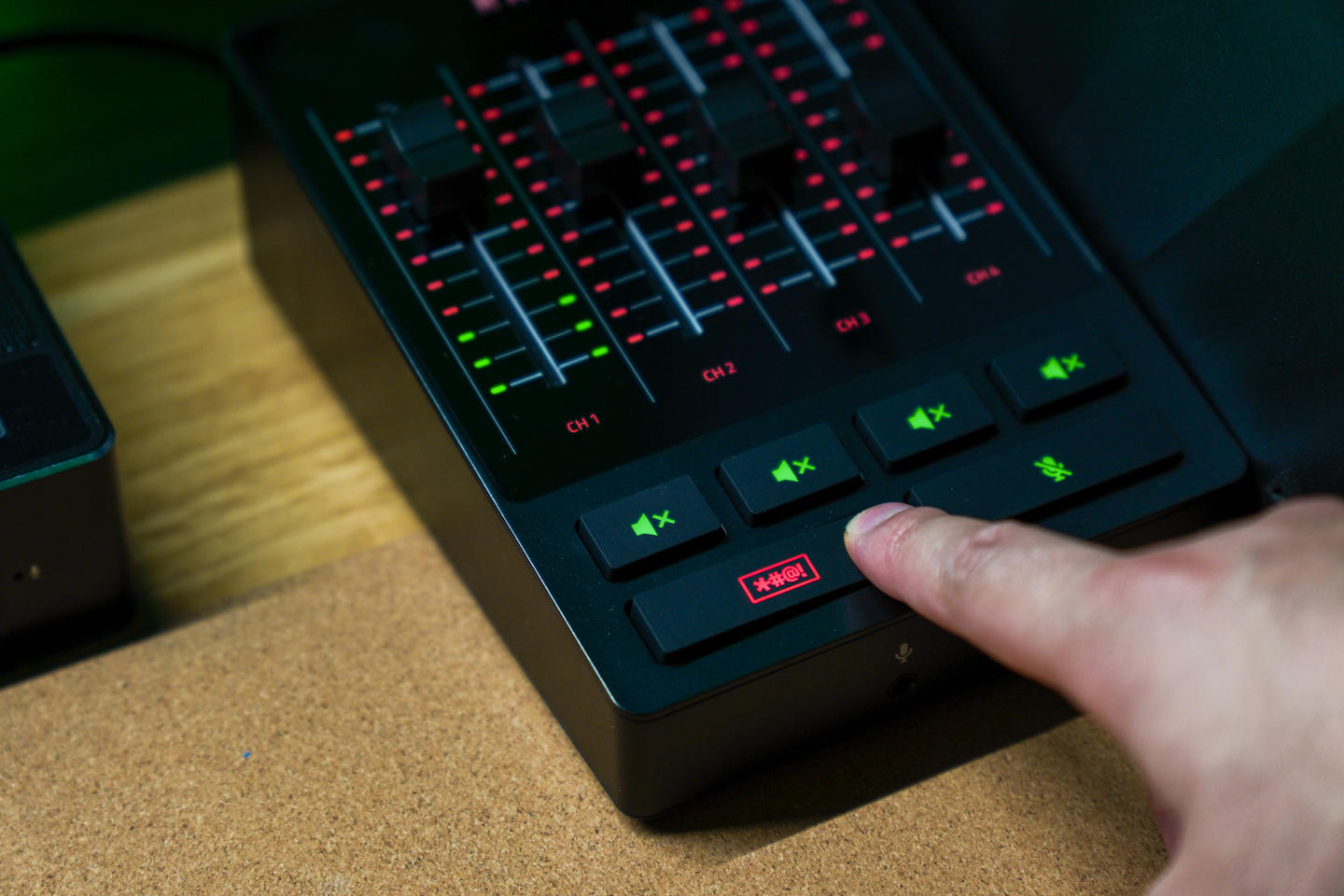 直播利器 雷蛇魔音海妖 V2 X 麦克风与调音台使用分享