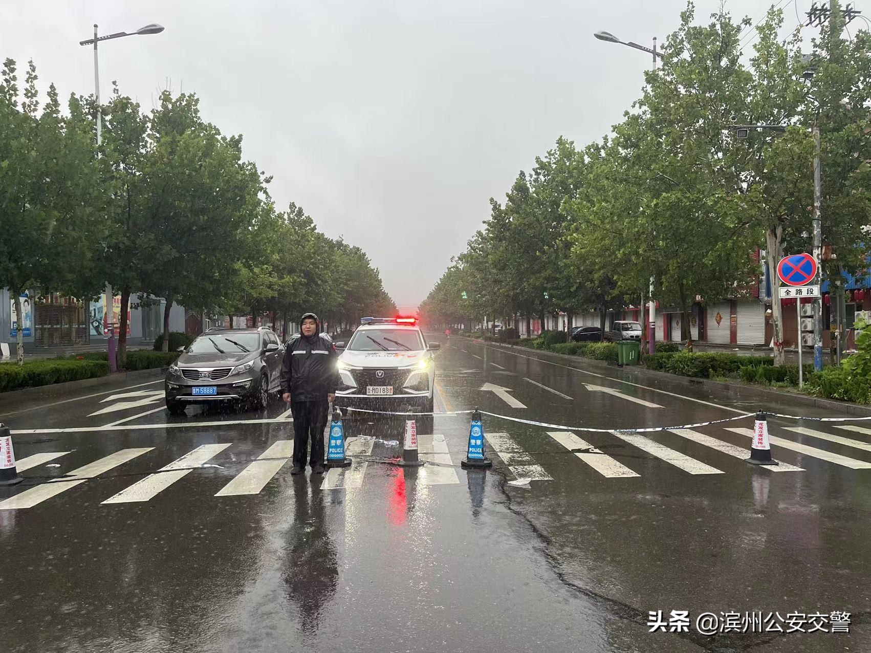 从黑夜到黎明 滨州交警严防死守应对暴雨恶劣天气