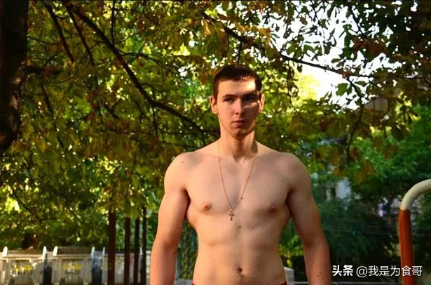 俄罗斯小伙子欲弯道超车，往双臂注射了6升凡士林，秒变肌肉男