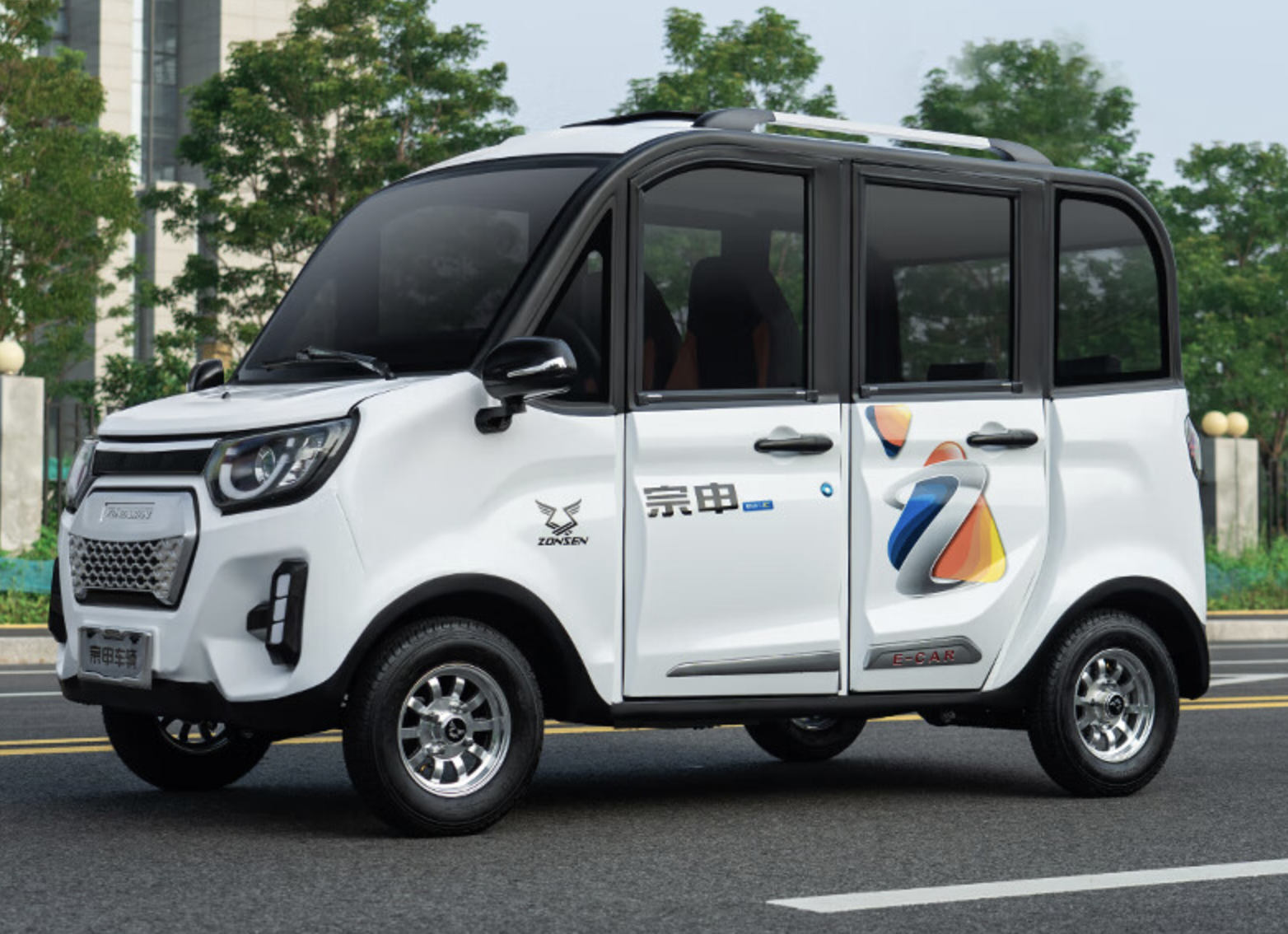 东威作为塑框低速电动车的鼻祖,这款q7可以说是它的信仰之作.