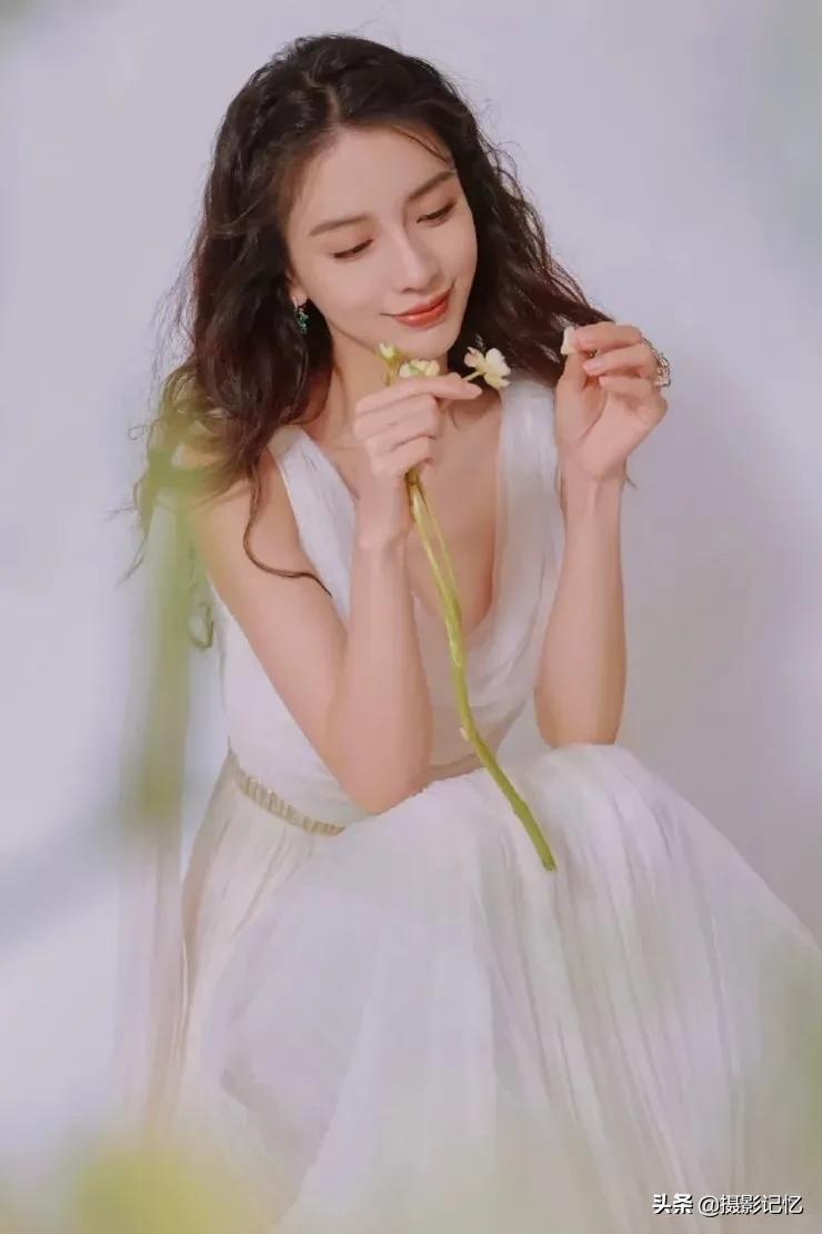 杨颖：其姊字惠芳，面目粲如画