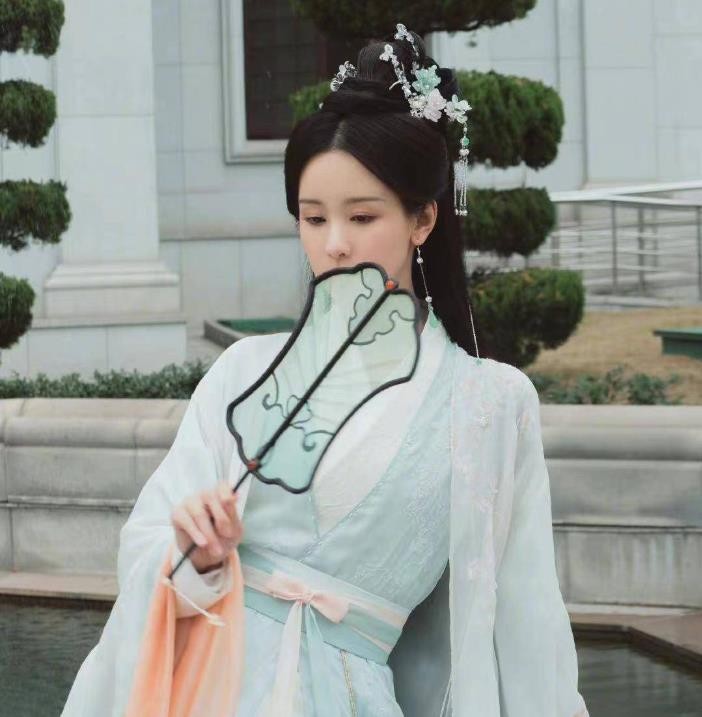 “面如观音”陈都灵：当年美过奶茶妹妹，演技尴尬却频频合作顶流