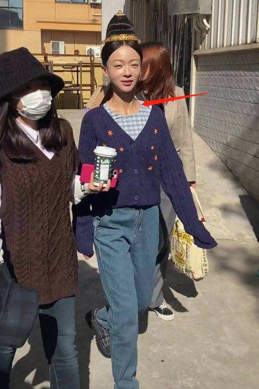 肋骨明显突出，身子干瘪，那些瘦过头的女星