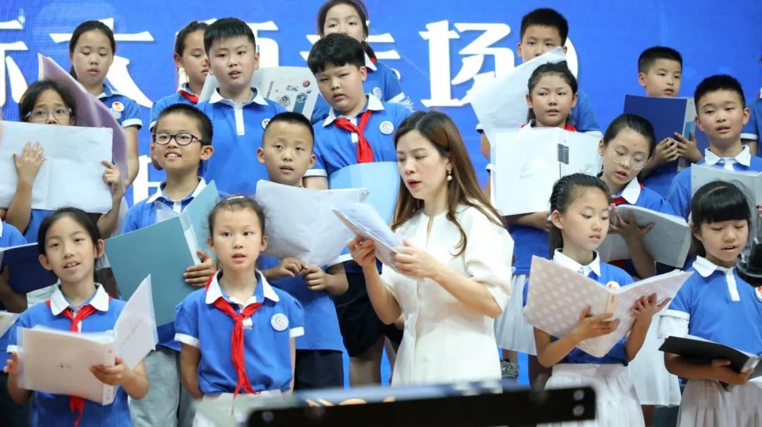 国际合唱大师戴维铁老师莅临成都市双流区棠湖小学指导新苗合唱团