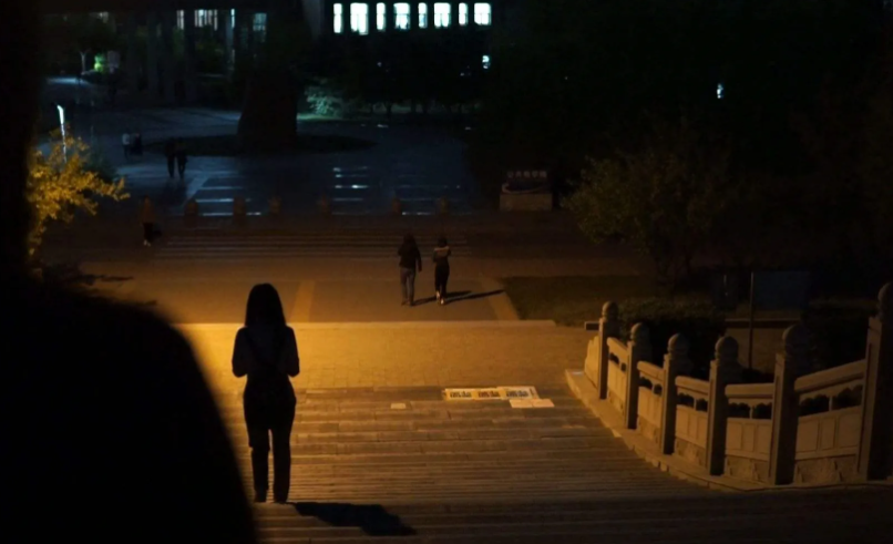 2016年16岁女孩把母亲关房间，没有食物8天后死亡，法院：坐牢7年