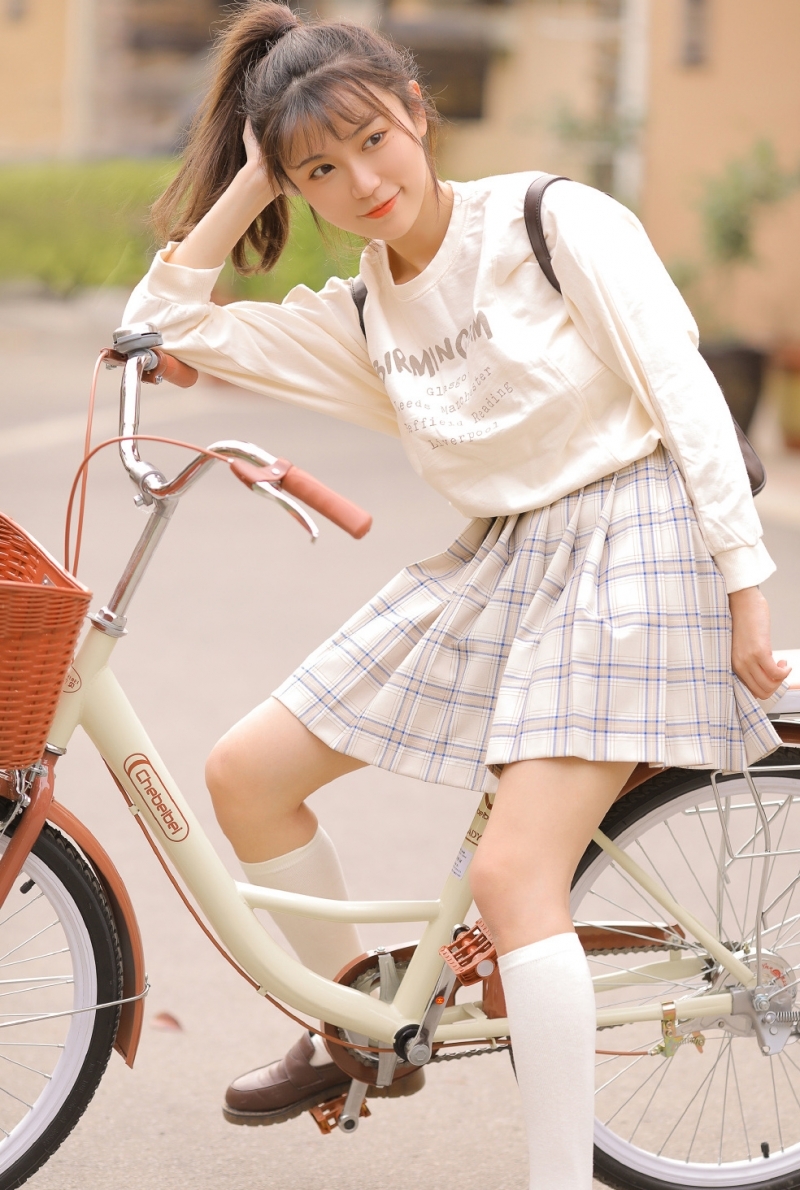 骑自行车的马尾美女 俏皮元气街拍