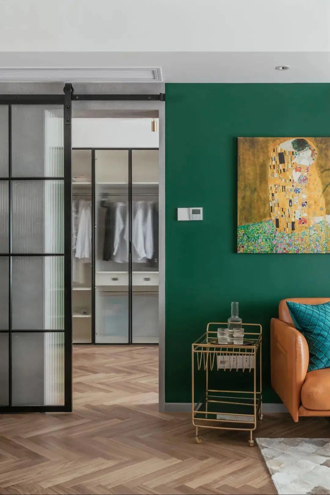 80㎡二房，花5W爆改成浪漫轻奢风的一居室，实用性更强，颜值更高