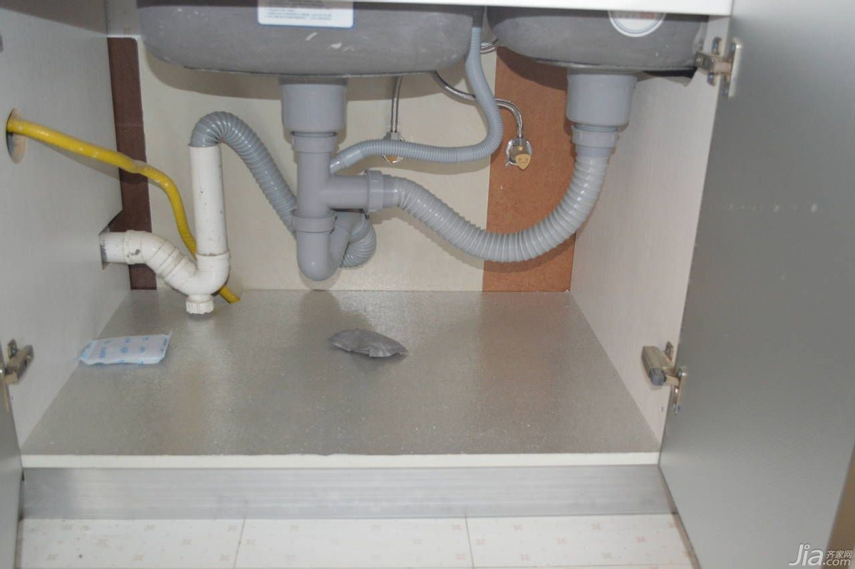 下水道堵了怎么办？千万别用热水冲！教你正确做法，管道畅通无阻