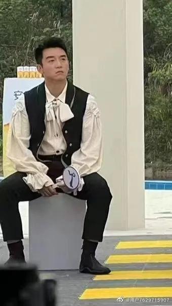 综艺《奔跑吧》最新一期来啦！有精彩的撕名牌大战哦