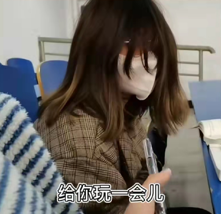 河南一女大学生手机摔坏，上课时表现反常，室友称其“灵魂出窍”