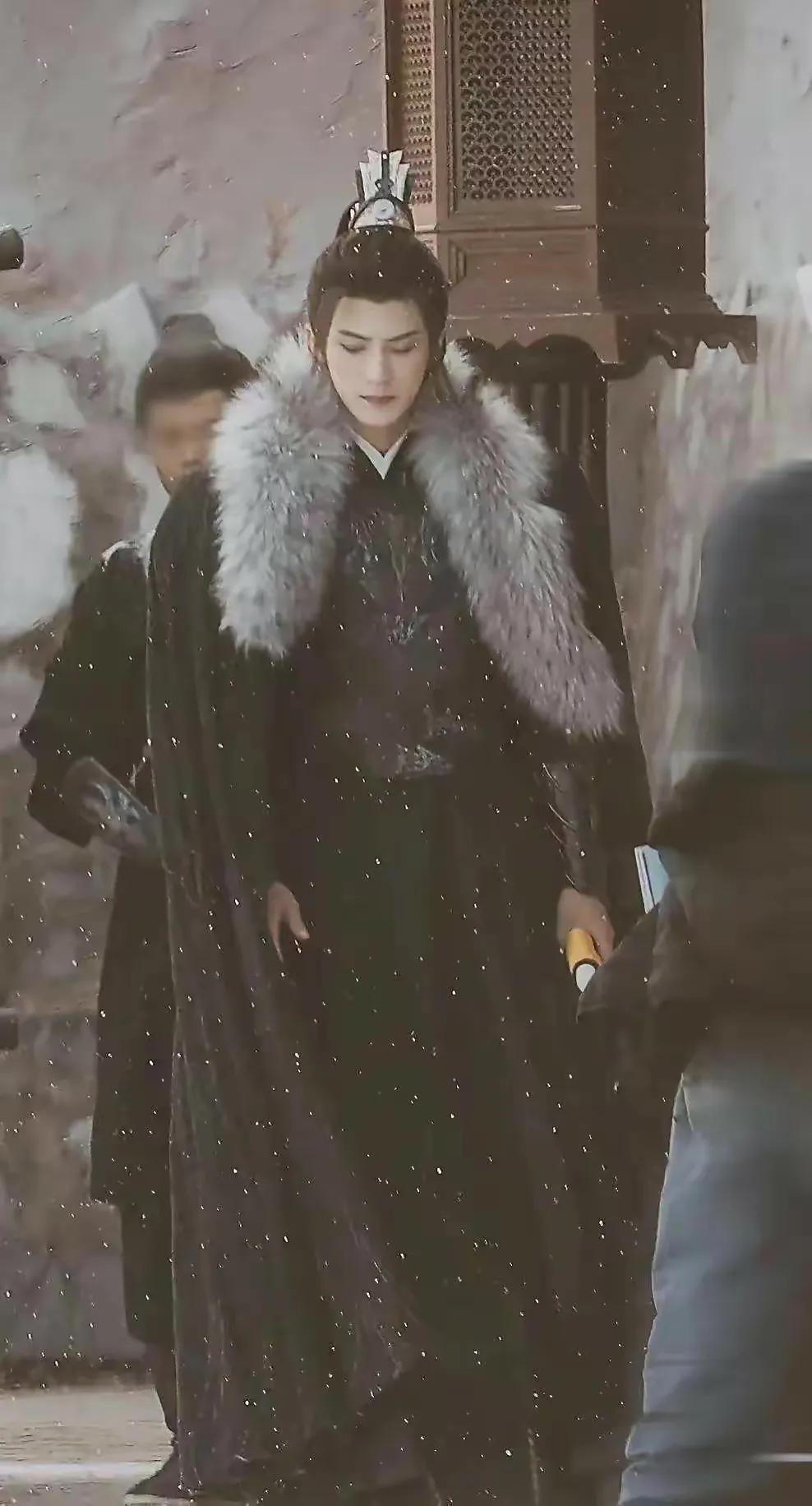 虎背熊腰别穿貂，有人臃肿邋遢，有人雍容华贵，差别太明显