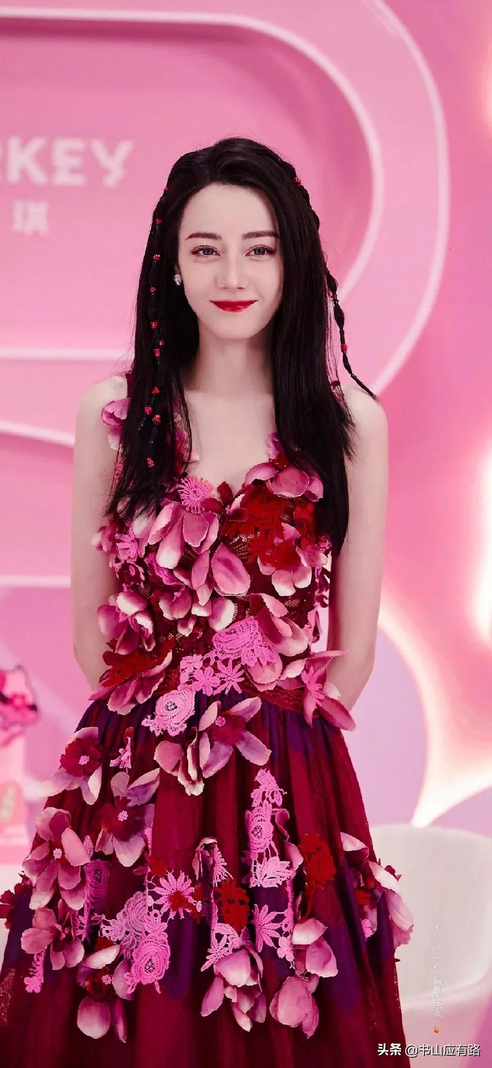 迪丽热巴：精致五官、异域风情的绝色美女