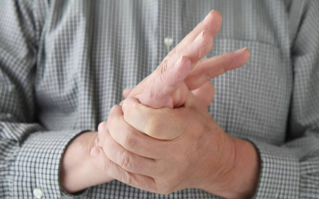 手指发麻，会提示什么疾病？医生提醒：出现这些伴随症状要重视