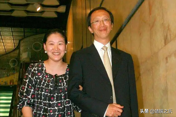 富太太伏明霞：为70岁老公生仨娃，43岁依然韵味十足