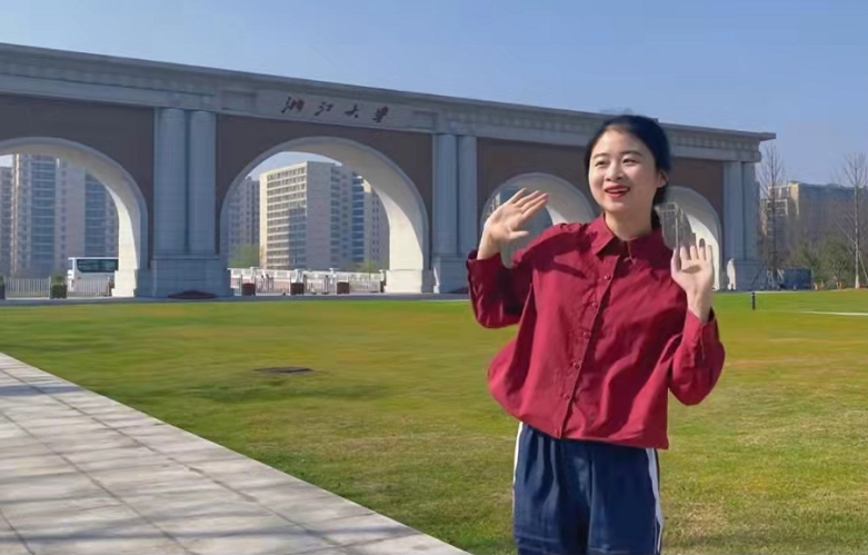 高校女神手势舞“翻篇”了？一男生脱颖而出，评论区已然失控