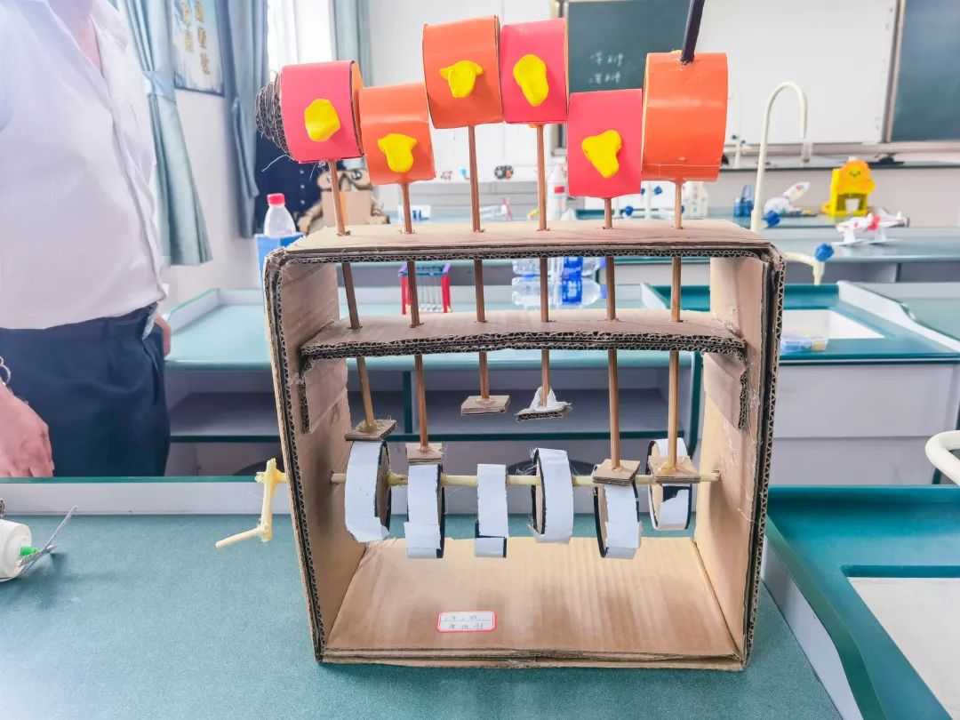 黄甲小学开展“人人参与科技节，我的科技节我做主”科技节活动