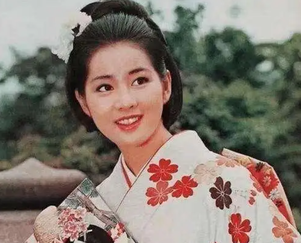 因为当时日本的娱乐业发展迅猛,本国的女演员,女歌手中美人如云,竞争