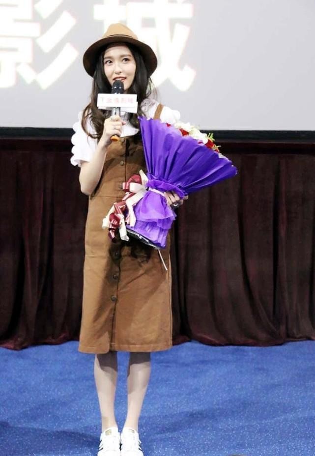 唐嫣生完孩子还这么瘦，背带裙配T恤好清新，看着好像学生妹