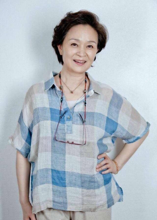62岁“国民老妈”刘莉莉：穿着简约又得体，妈妈们照穿也好看