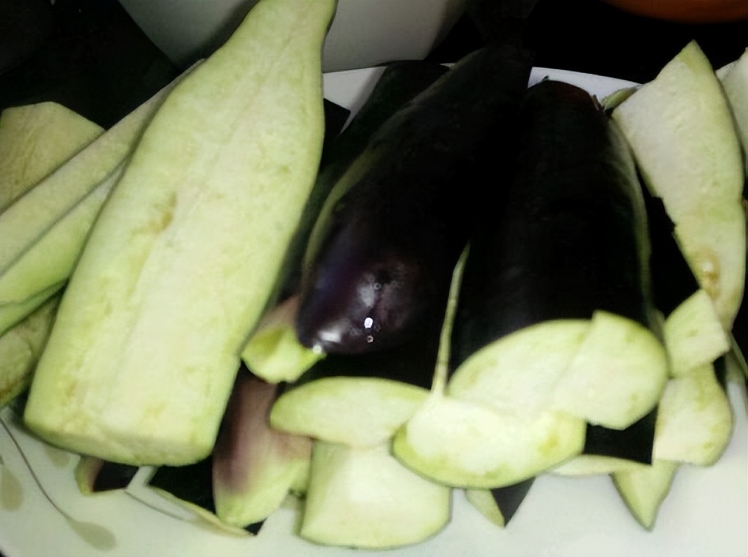 爱吃茄子的人要当心，如果“茄碱”摄入过量，还可能影响生命质量