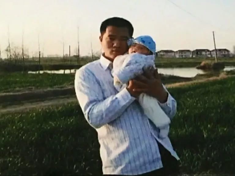 爸爸牺牲10年妈妈瞒了10年，10岁扬州小学生去了爸爸牺牲的地方