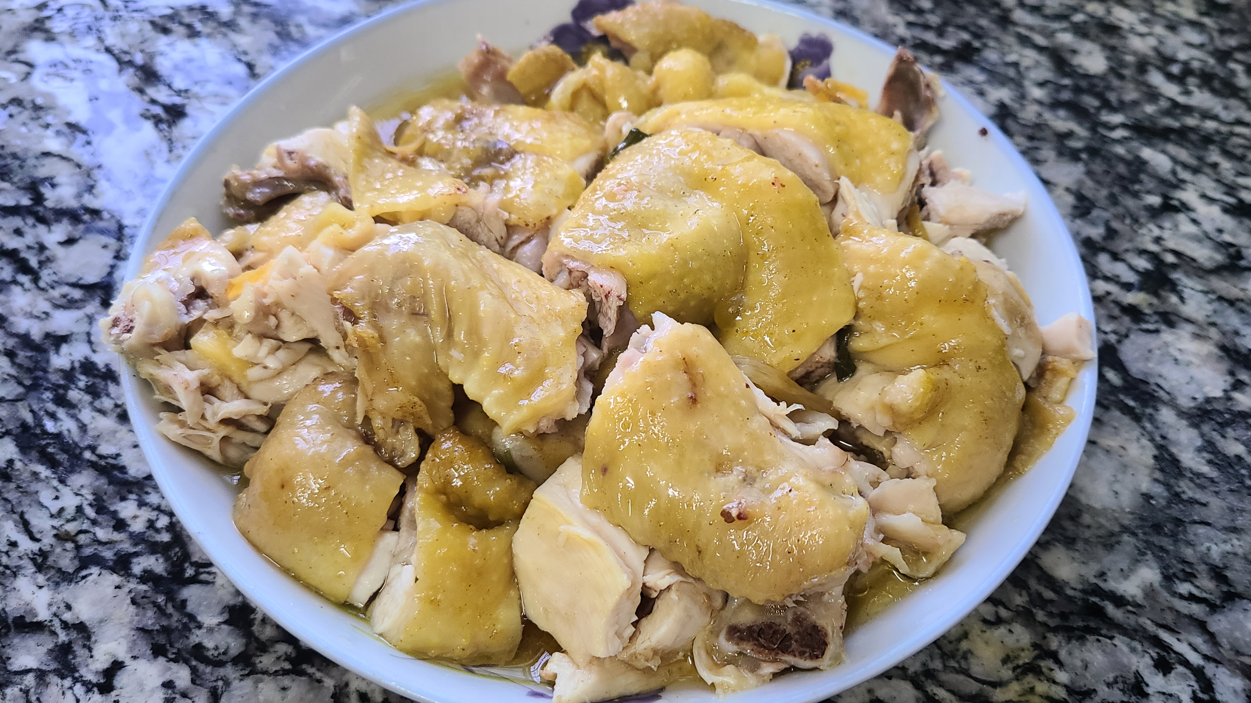 咸香鸡是广东出了名的美食，嫩滑好吃香味浓，老厨师教你