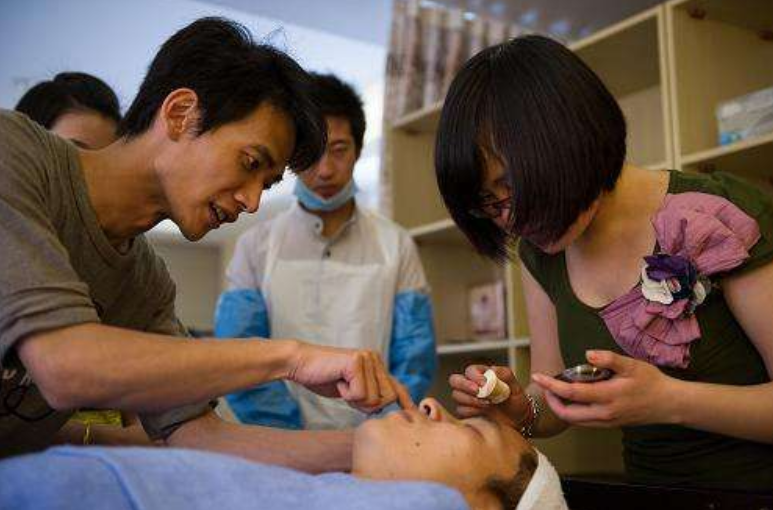 入殓师许康飞：10小时修复碎石机中的遗体，21岁女大学生拜他为师