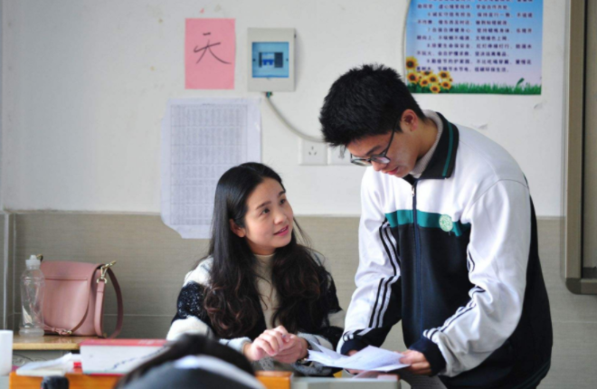 高三生晚自习假装吵架，只为给老师准备生日惊喜，评论区却跑偏了